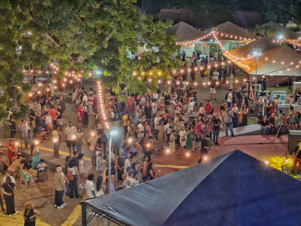 2ª edição do Luau na Samaúma terá acender das luzes, celebração pelo Dia do Samba e programação cultural de fim de ano